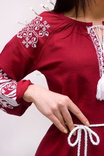 женская вышиванка бордовая