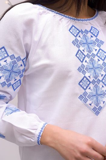 женская вышиванка из льна голубая