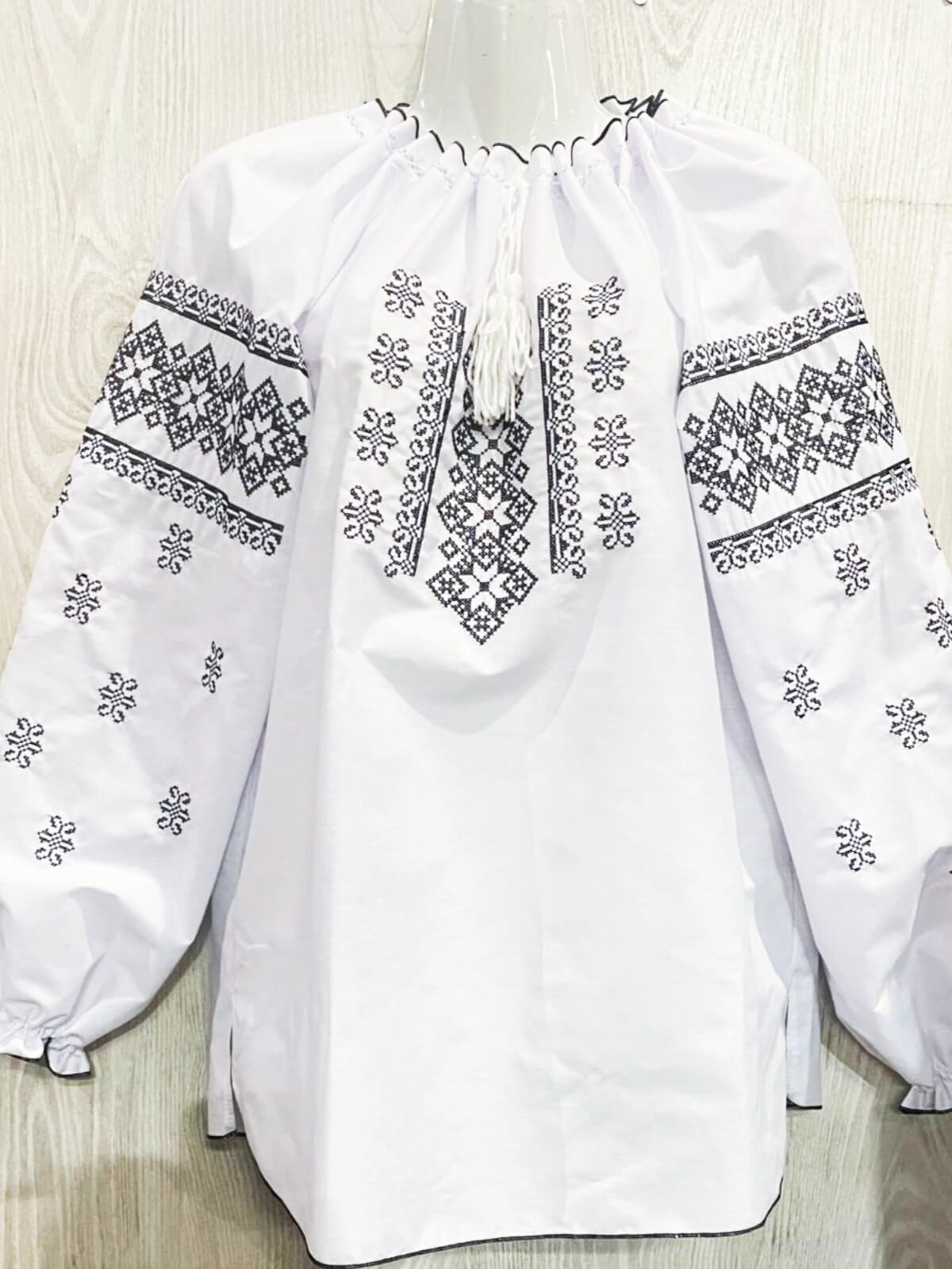 Белая женская вышиванка батистовая с серой черной вышивкой
